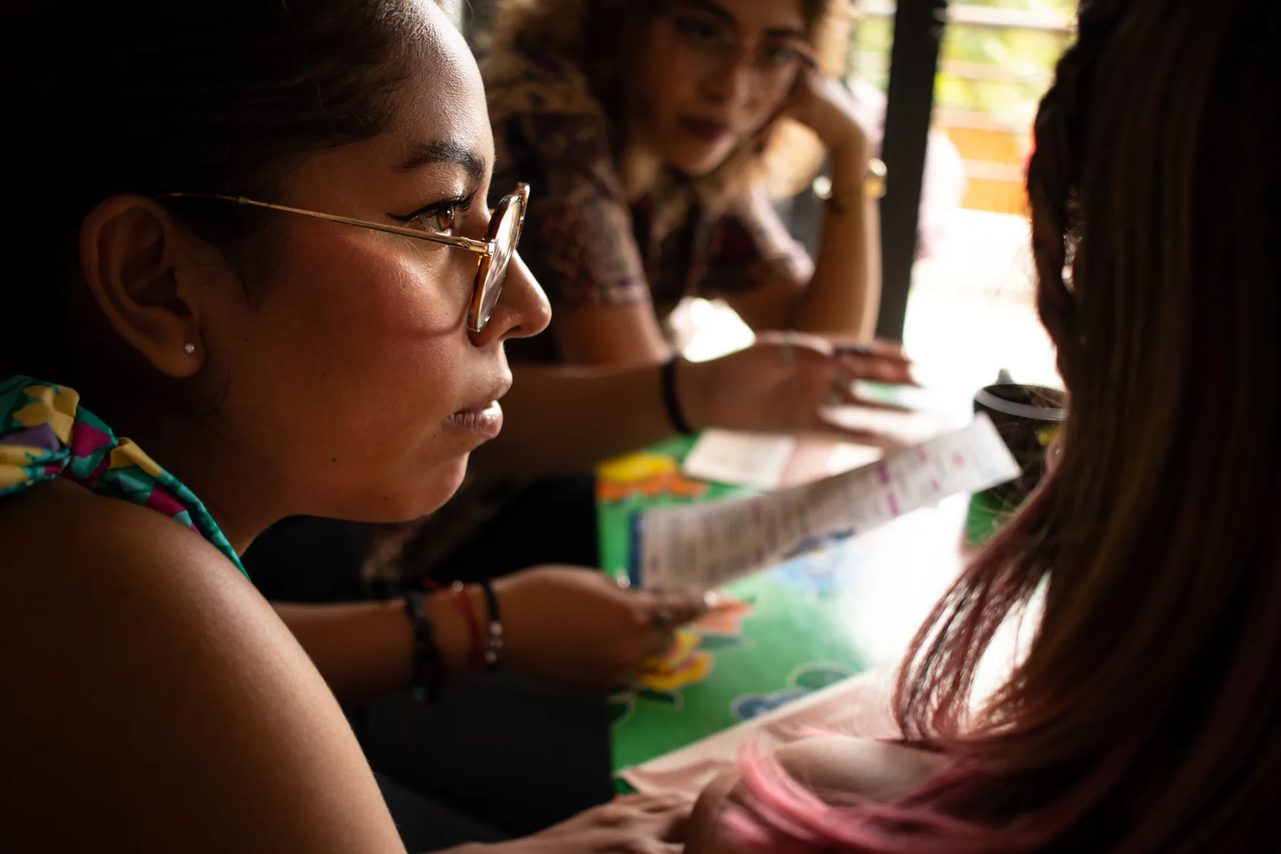 Personas participando en una actividad colectiva de formación