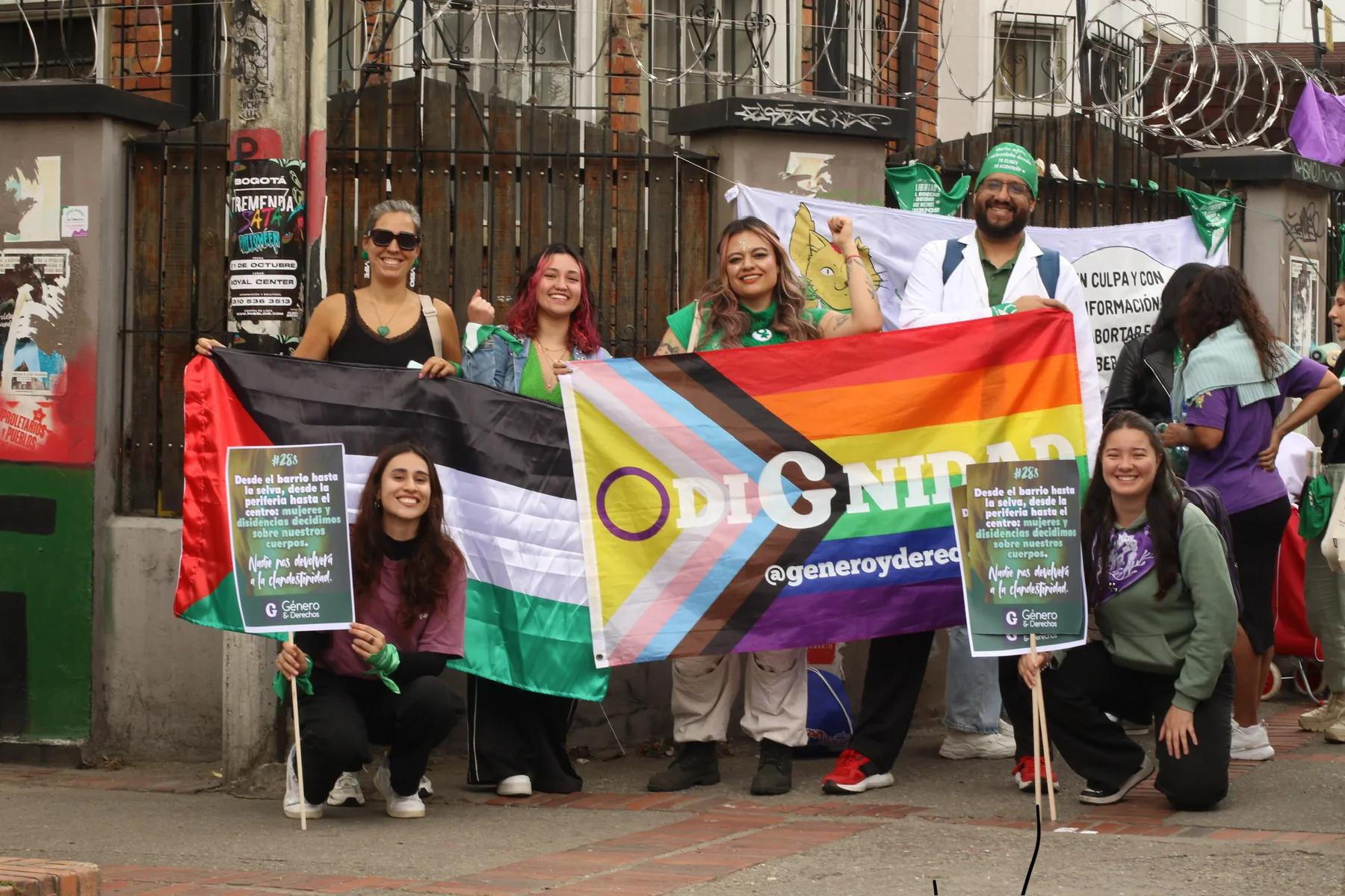 Personas diversas reunidas durante una acción pública de incidencia